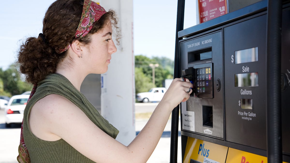 The Smart Driver’s Guide to Fuel Credit Cards and Discounts
